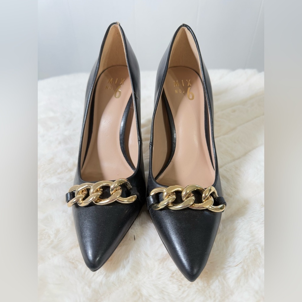 Black heels with chain